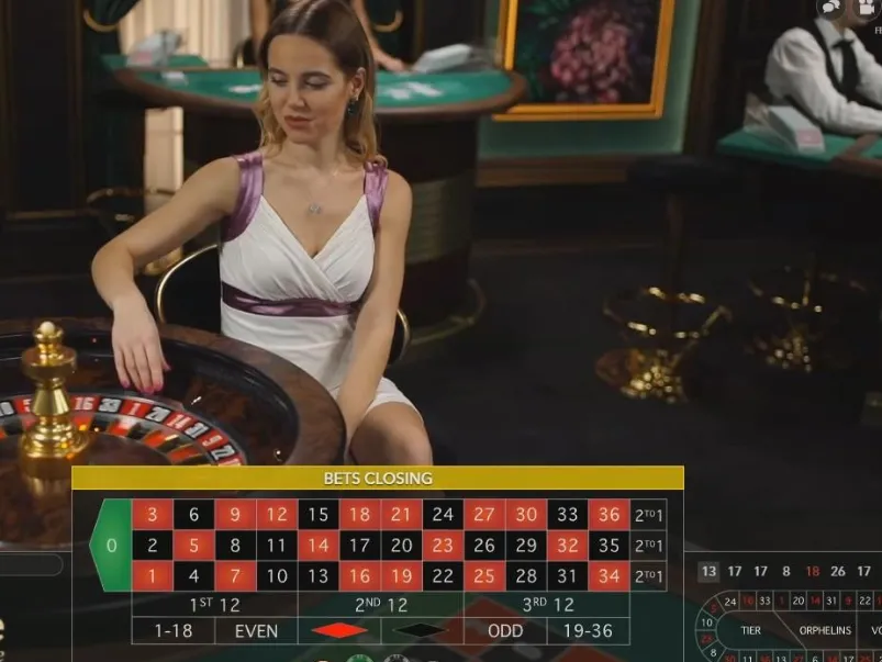 Dàn dealer mỹ nữ ấn tượng của game Roulette Tự Động